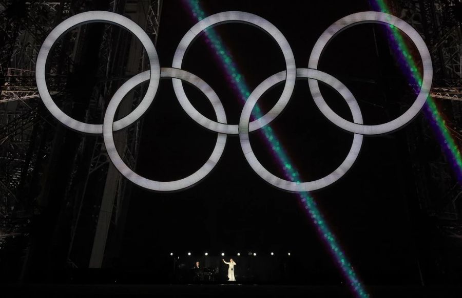 Im silbernen Kleid singt sie vom Eiffelturm.