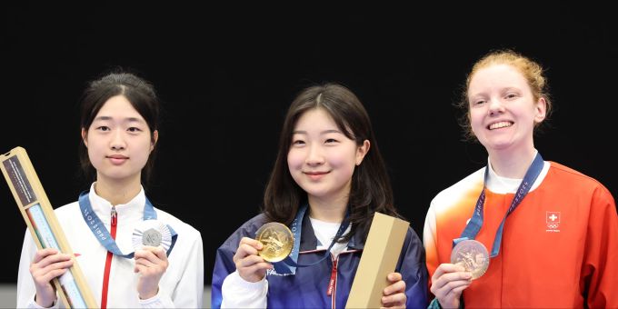 Audrey Gogniat (r.) freut sich über ihre Bronze-Medaille an Olympia 2024. Olympia 2024