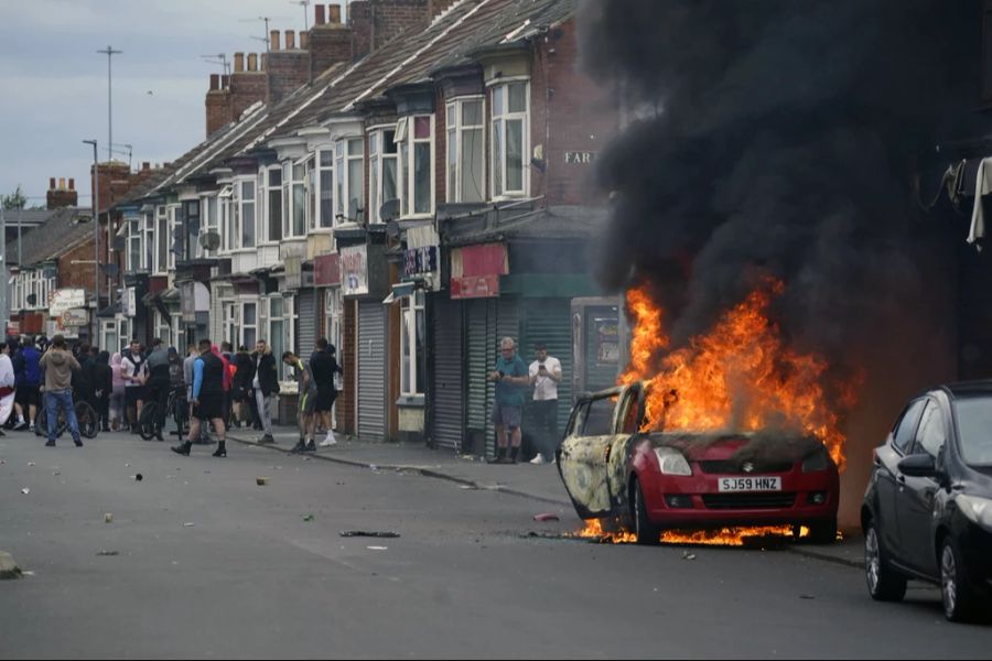 Laut Polizeiangaben wurden die Randalierer in England durch Falschmeldungen und Gerüchte aufgeheizt.