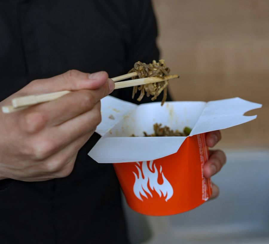 Auch ein Kunde beschliesst darum, sein Essen mitzunehmen und unterwegs zu essen. (Symbolbild)