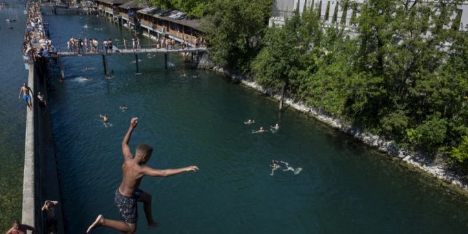 Ein Junge springt in die Limmat, fotografiert am Sonntag, 11. August 2024 in am unteren Letten in Zürich. Wetter Sommer Hundstage
