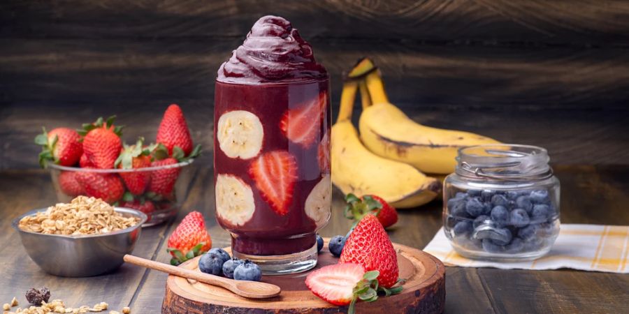 Açaí-Getränk mit Obststücken Früchte Müslischale