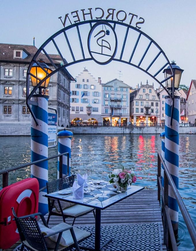 Hier zahlt man für einen Eiswürfel einen Franken: Ausblick aus der Edelbar Storchen in Zürich. Eiswürfel Coop