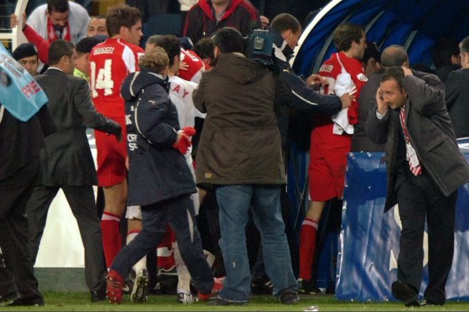 Die Schweizer Nati flüchtet 2005 in die Kabine, Beni Huggel tritt einen türkischen Spieler und wird dafür gesperrt. Schweizer Nati