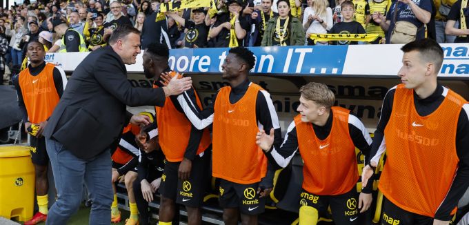 Ebrima Colley von YB begrüsst seinen zukünftigen Trainer Patrick Rahmen. YB