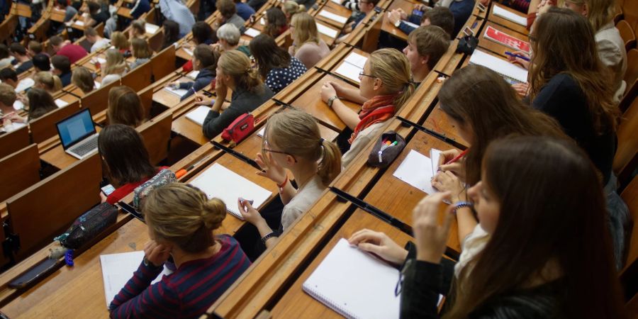 Studenten und Studentinnen verfolgen eine Vorlesung.