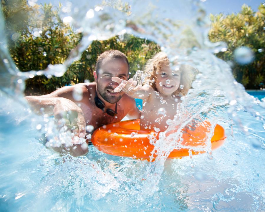 Vater, Kind im Wasser