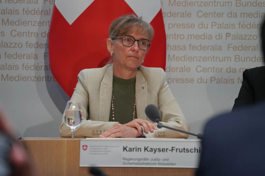 Karin Kayser-Frutschi informiert vor den Medien.