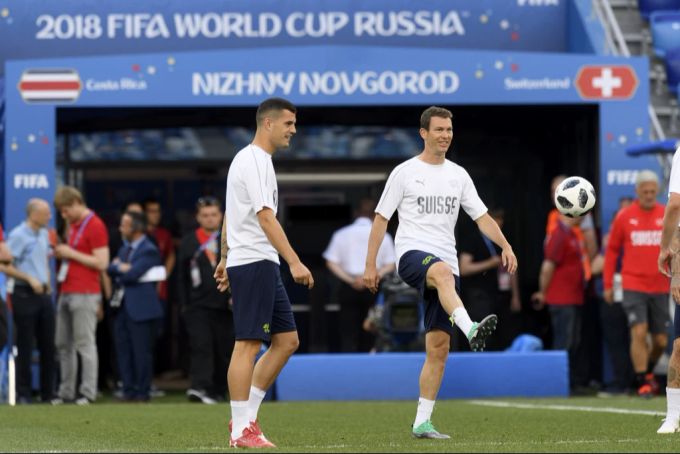 Granit Xhaka und Stephan Lichtsteiner an der WM 2018. An der EM 2024 schaut letzterer gespannt zu. em 2024