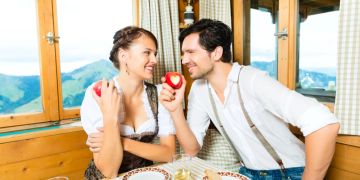 Pärchen Almhütte Ausblick Berge Essen Dinner verliebt