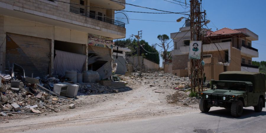 ARCHIV - Ein Fahrzeug der libanesischen Armee fährt an beschädigten Gebäuden im Dorf Dibbine im Südosten des Libanon vorbei. Die israelische Armee hat ihre Angriffe im südlichen Li...