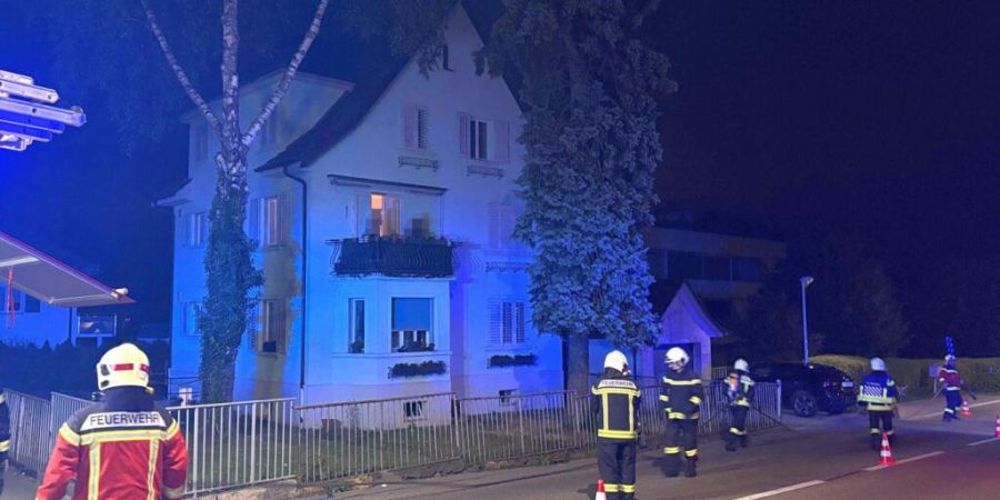 In diesem Mehrfamilienhaus in Würenlos AG ist in der Nacht auf Freitag ein Brand ausgebrochen. Nach ersten Erkenntnissen steht Raucherware als Brandursache im Vordergrund.