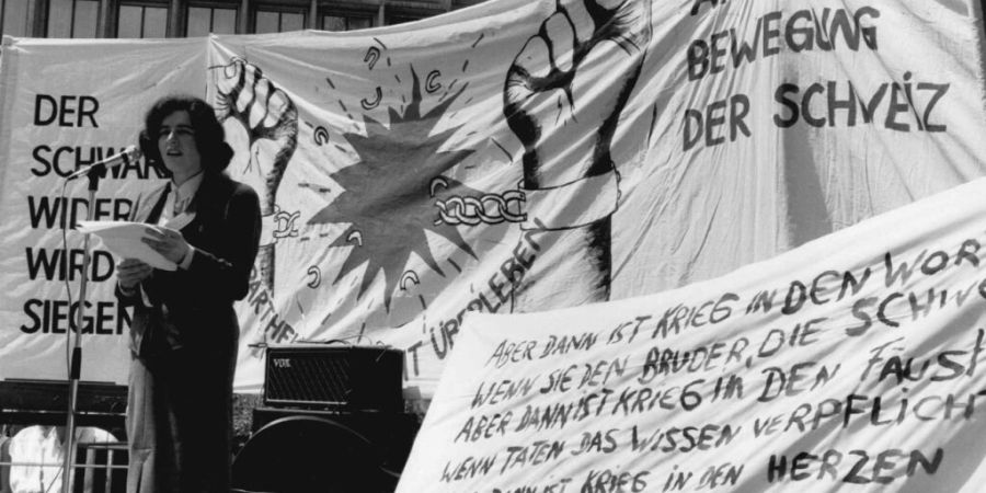 Stadträtin Ursula Koch spricht 16. Juni 1988 in der Bahnhofstrasse in Zürich an einem «Bankenpikett» zum Gedenken des 1976 niedergeschlagenen Aufstands in Soweto gegen das Apartheidsr...