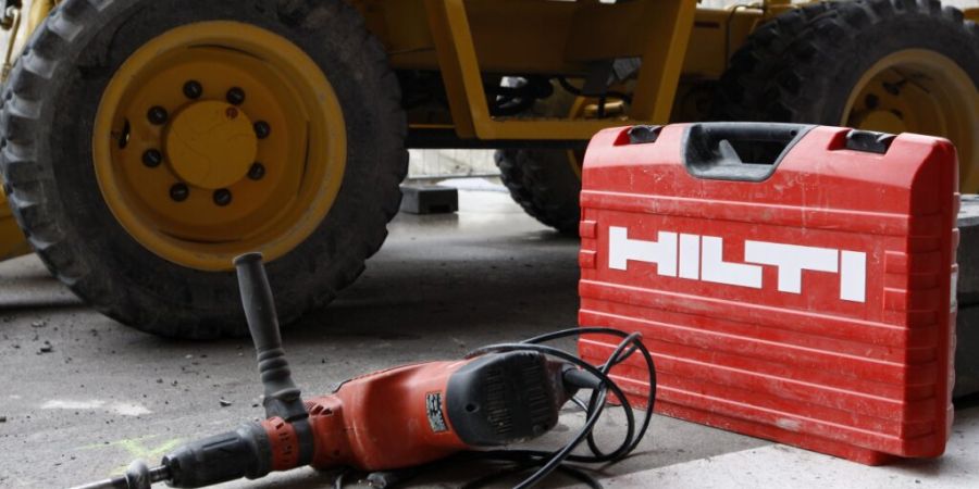 Ein Maschinenkoffer des Bautechnologiekonzerns Hilti auf einer Baustelle in Zürich. (Archivbild)