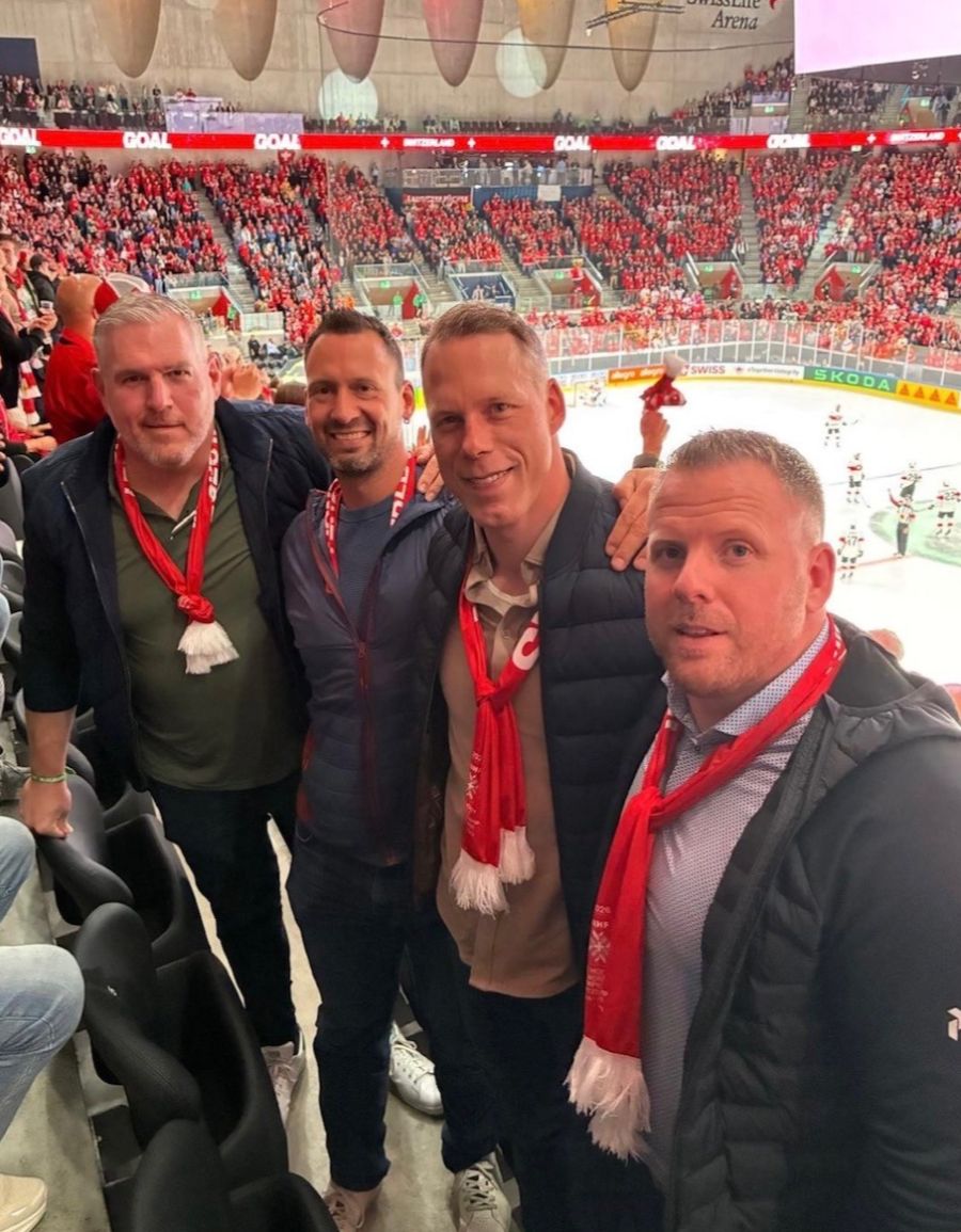 Berner Schwingerkönige am Hockey-Match