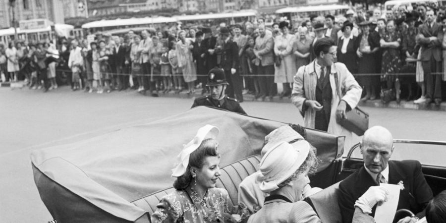 Bundesrat Philipp Etter (rechts) im August 1947 in Luzern mit der weltberühmt gewordenen argentinischen Präsidentengattin Eva «Evita» Peron (hintere Sitzreihe, Bildmitte). (Archivbild)