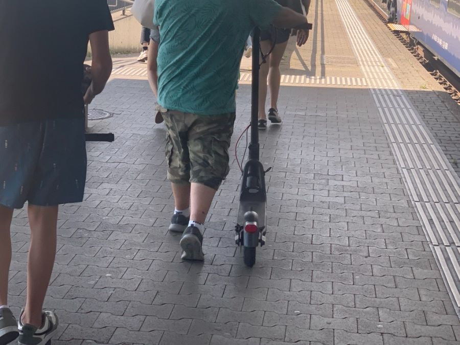 Das E-Trotti ist ein beliebter Begleiter vieler Pendlerinnen und Pendler.
