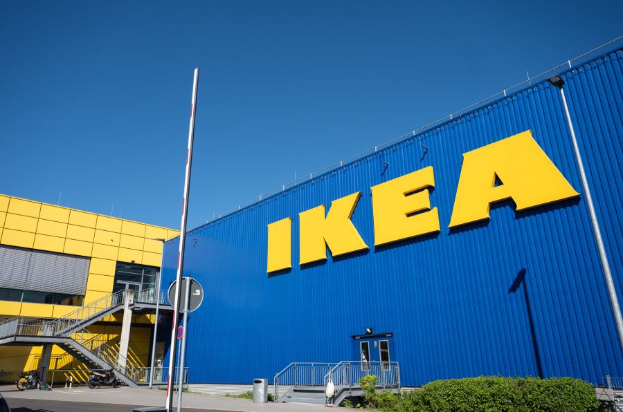 Ikea Schweiz sagt: «Die Verfügbarkeit eines Artikels hängt von der gewählten Lieferart ab.» Eine Lieferung an die Bordsteinkante werde von der für die Lieferadresse zuständigen Ikea-Filiale abgewickelt.