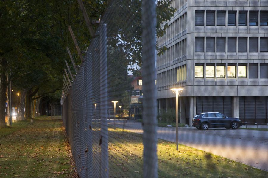 Dafür werden mehrere Informationssysteme durchsucht und Treffer manuell abgeglichen.
