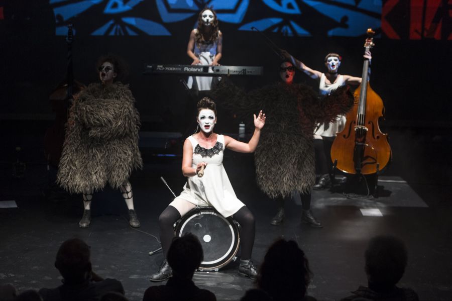 Jetzt wagt sich die 81-Jährige auf die Schauspielbühne.