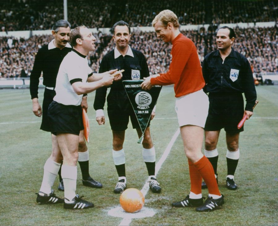 Dienst am WM-Final 1966 mit den beiden Kapitänen Uwe Seeler (l.) und Bobby Moore. Links befindet sich Linienrichter Bahramov.