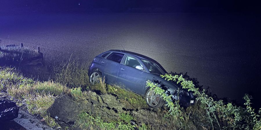 Der Hyundai wurde durch den Aufprall von der Fahrbahn katapultiert.