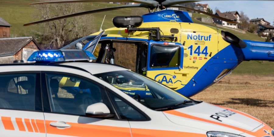 Die Gleitschirmpilotin wurde mit einem Helikopter der Alpine Air Ambulance in ein Spital geflogen. (Symbolbild)