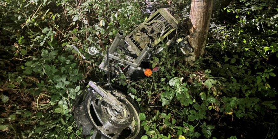 Eine private Bergungsfirma transportierte das totalbeschädigte Motorrad laut der Schaffhauser Polizei ab.