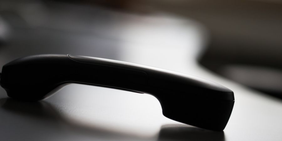 Die Berner Kantonspolizei hat zwei Personen im Zusammenhang mit Telefonbetrug durch «falsche Polizisten» angehalten. (Symbolbild)