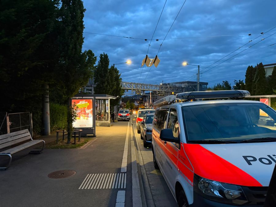 Grosses Polizeiaufgebot an der Haltestelle Friesenberg.