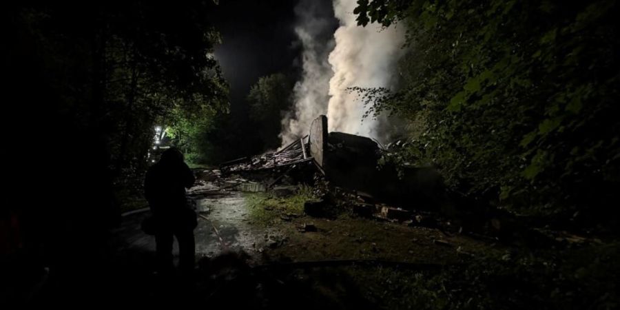 Beim Brand mit mehreren Explosionen in einem Feuerwerkdepot entstand in Uitikon Waldegg grosser Sachschaden.