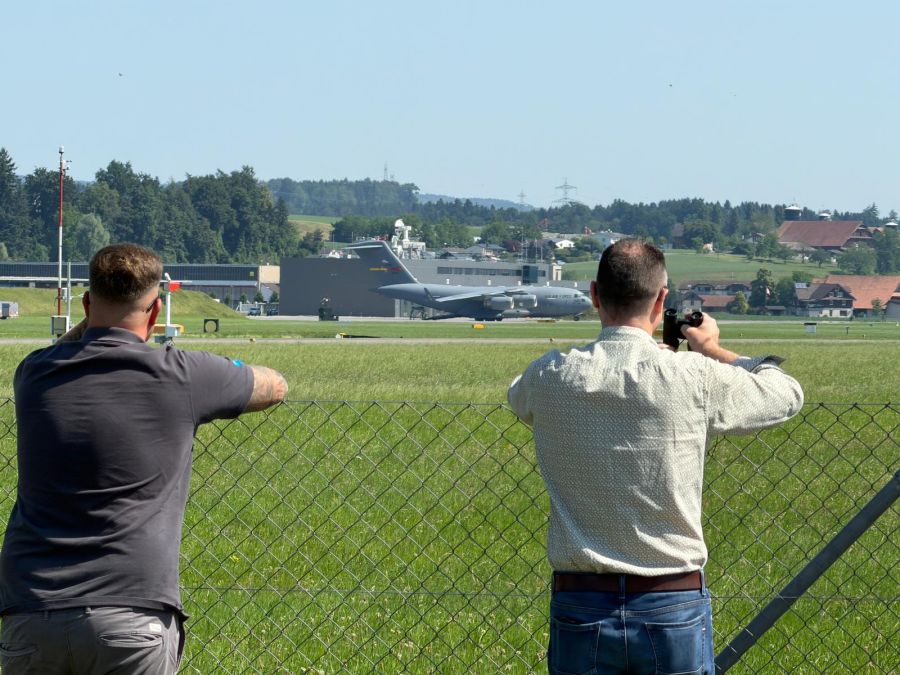 Auf dem Militärflugplatz in Emmen LU ist ein Flugzeug der US-Air-Force gelandet.