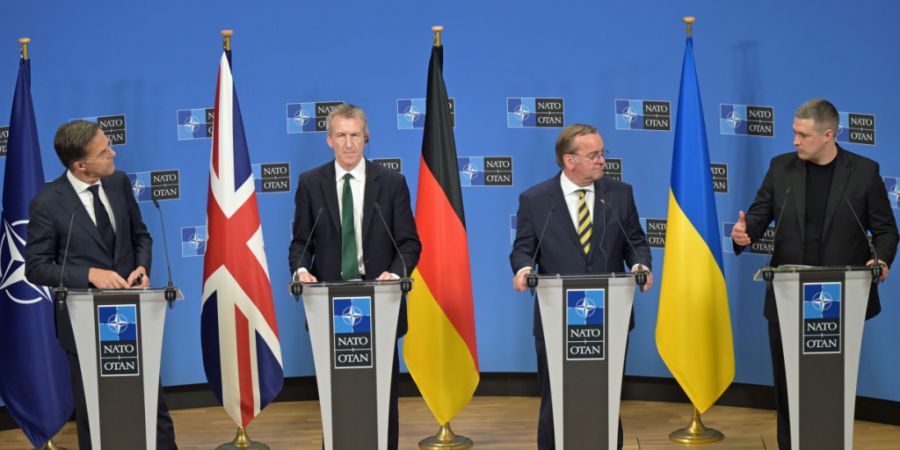 Mychajlo Fedorow (l-r), Verteidigungsminister der Ukraine, Boris Pistorius (SPD), Verteidigungsminister von Deutschland, Dan Jarvis, Verteidigungsminister von Großbritanniens, und Mark...