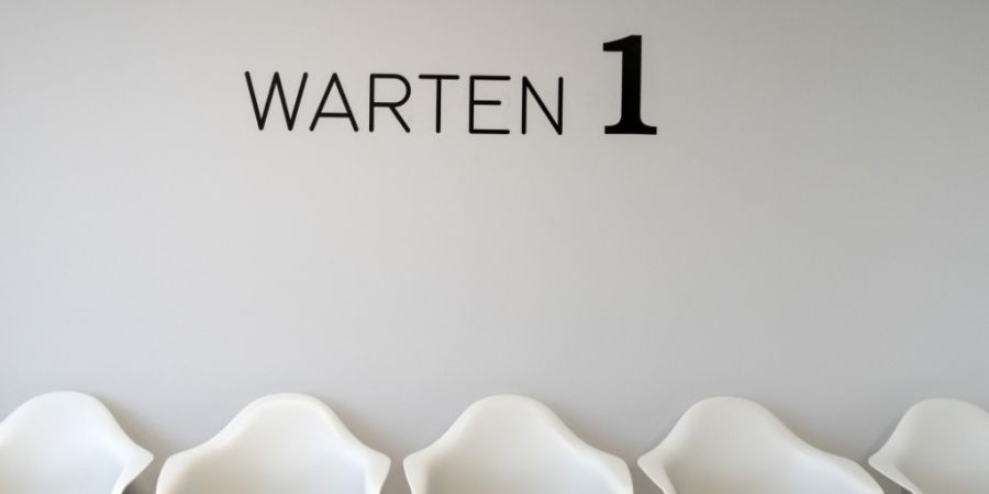 2024 wurden im Kanton Baselland 800 Eingriffe pro 100'000 Einwohner stationär durchgeführt, obwohl sie ambulant möglich gewesen wären. Auf dem Bild sind Warteplätze im Kantonsspita...
