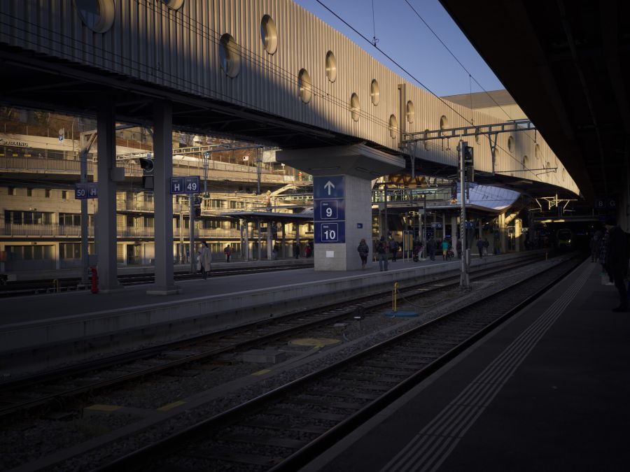 Ein anderer Passagier blieb in der Nähe stehen.