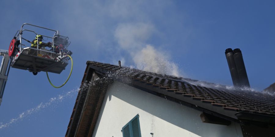 In Bichwil SG musste die Feuerwehr einen Teil des Daches öffnen, um einen Brand zu löschen.