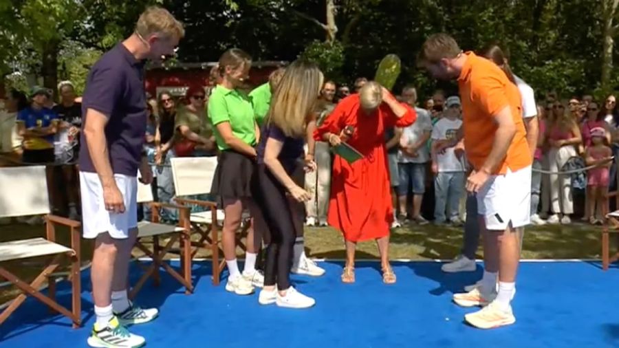 Kiewel fasst sich an den Kopf, während Bachelor Dominik Stuckmann (links) zusieht.