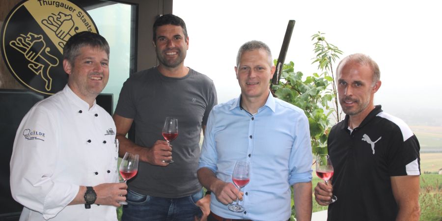 Die Weinfelder Rebkommission freut sich über ein erfolgreiches Jahr (v.l.): Reto Lüchinger, Martin Wolfer, Stadtrat Valentin Hasler und Michael Burkhart