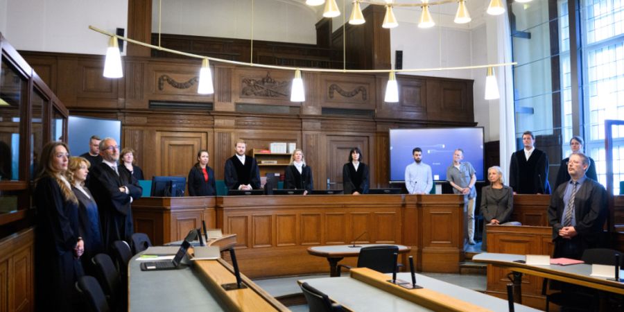 ARCHIV - Die Prozessbeteiligten (l-r), die Rechtsanwälte des Angeklagten, Klaudia Dawidowic, Ria Halbritter und Christoph Stoll, sowie die Vorsitzende Richterin Sylvia Busch (M) und St...