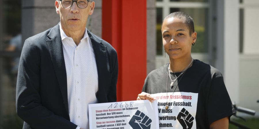 Fussballerin Jasmine Imboden übergibt die Petition «Stopp dem Rassismus im Schweizer Fussball» an den Präsidenten des Schweizerischen Fussballverbands, Peter Knäbel.