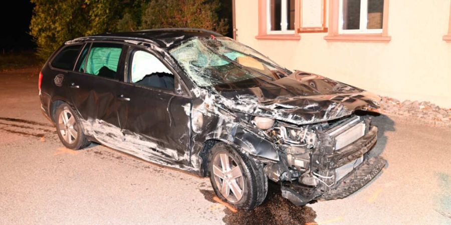Der Fahrer dieses Autos wurde bei einem Unfall in Oberuzwil nur leicht verletzt. Er war aber in fahrunfähigem Zustand unterwegs.