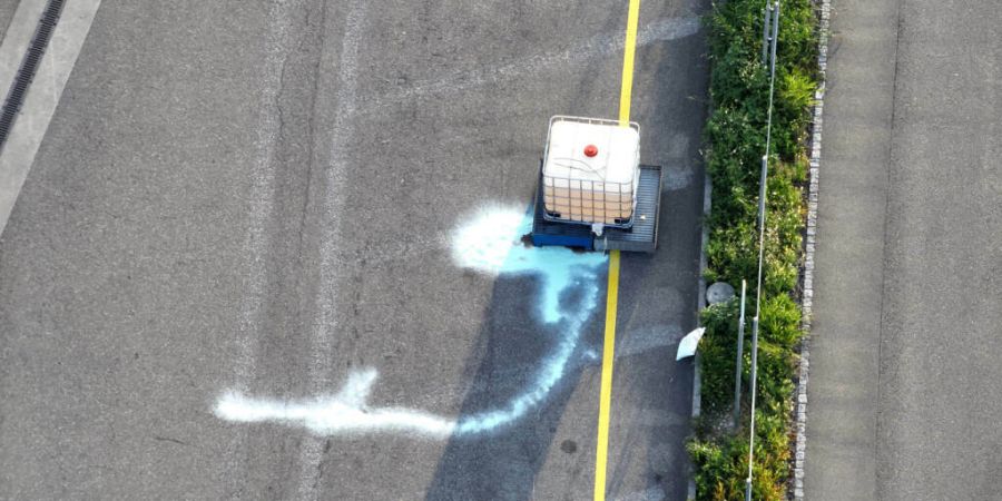 Die aus einem Container ausgelaufene Flüssigkeit wurde aufgenommen und entsorgt.
