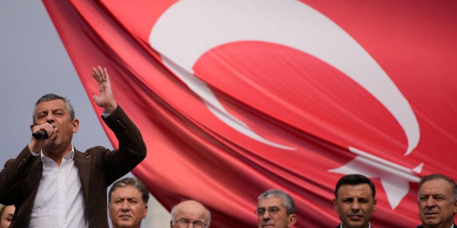 ARCHIV - Der Vorsitzende der oppositionellen Republikanischen Volkspartei (CHP) der Türkei, Özgur Özel. Foto: Emrah Gurel/AP/dpa
