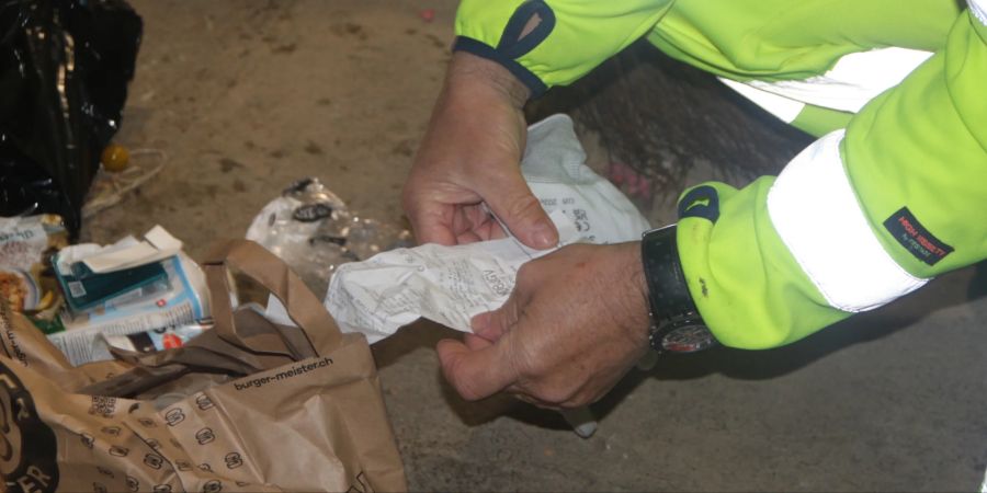 Fündig geworden: Eine Adresse aus dem Abfallsack führt zur Identifikation des Abfallsünders.
