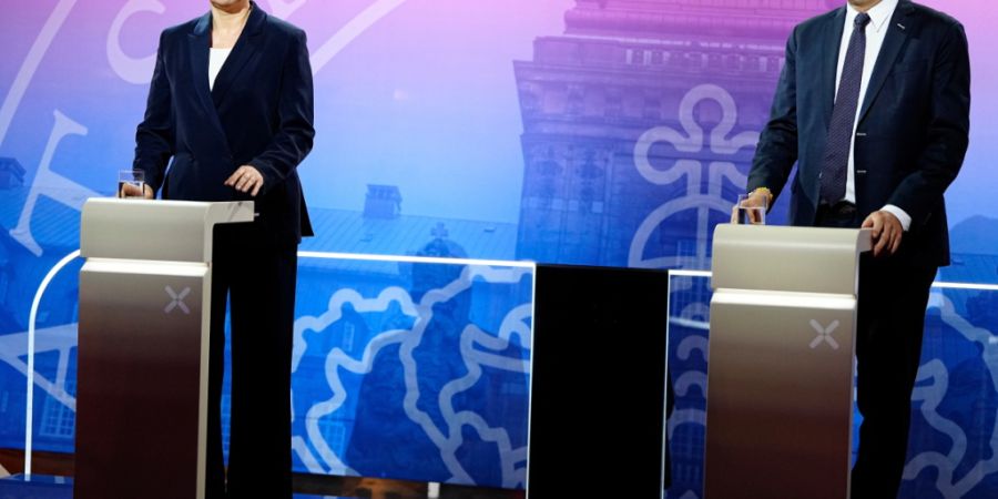 ARCHIV - Die Kandidaten für das Amt des Ministerpräsidenten in Dänemark, Mette Frederiksen und Troels Lund Poulsen, nehmen an einer Fernsehdebatte teil. Foto: Mads Claus Rasmussen/Ri...