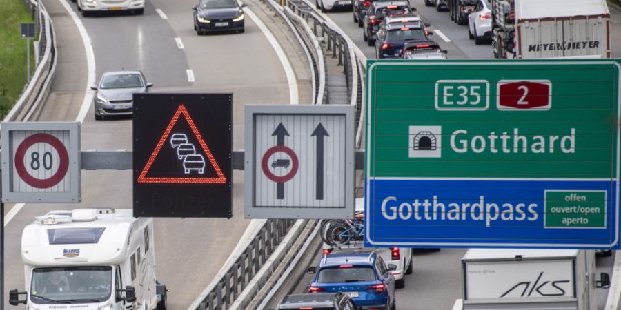 Alle Jahre wieder: An Pfingsten staut sich der Verkehr auf der Autobahn A2 in Richtung Süden (hier an Pfingsten 2022; Archivbild).