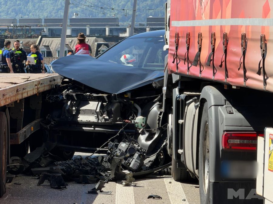 Beim Unfall auf der Hardbrücke hat sich eine Person leicht verletzt.