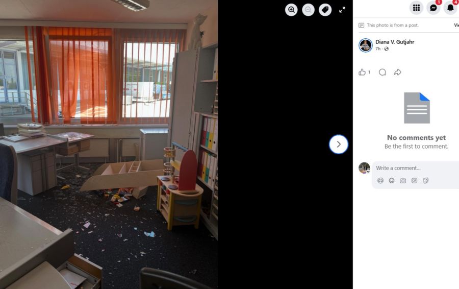 Das verwüstete Büro nach dem Einbruch: Schubladen aufgerissen, Gegenstände auf dem Boden verstreut.