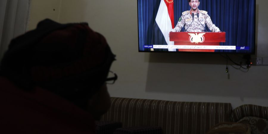 ARCHIV - Eine Person verfolgt eine Fernsehansprache von Jahja Sari, Sprecher der Huthi-Rebellen. Foto: Osamah Yahya/ZUMA Press Wire/dpa/Archivbild