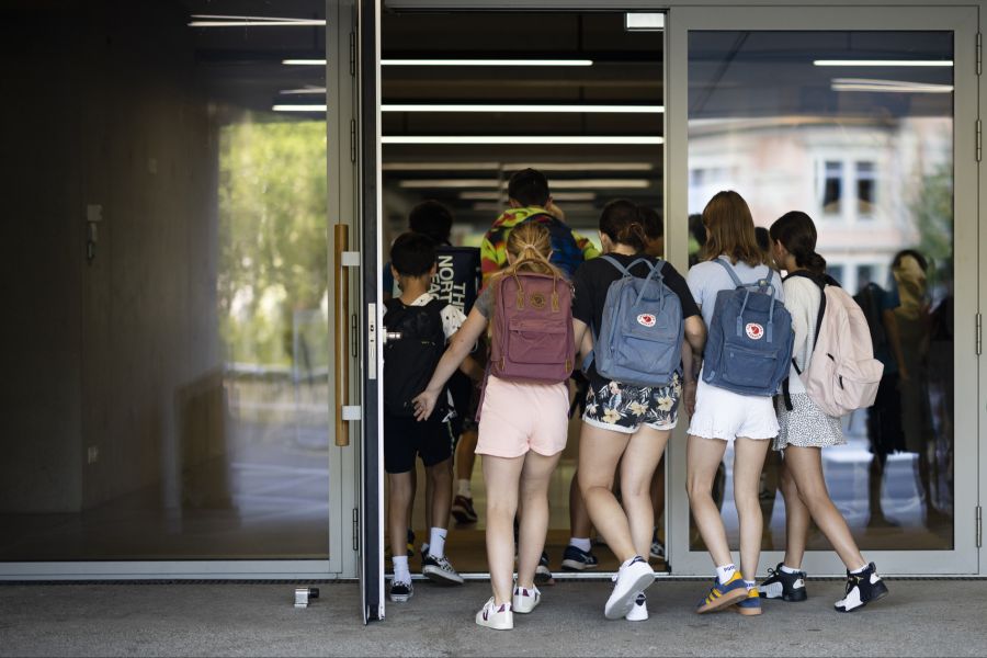 Denn bei den hohen Temperaturen, die oftmals im Klassenzimmer herrschen, lässt die Lernfähigkeit extrem nach.